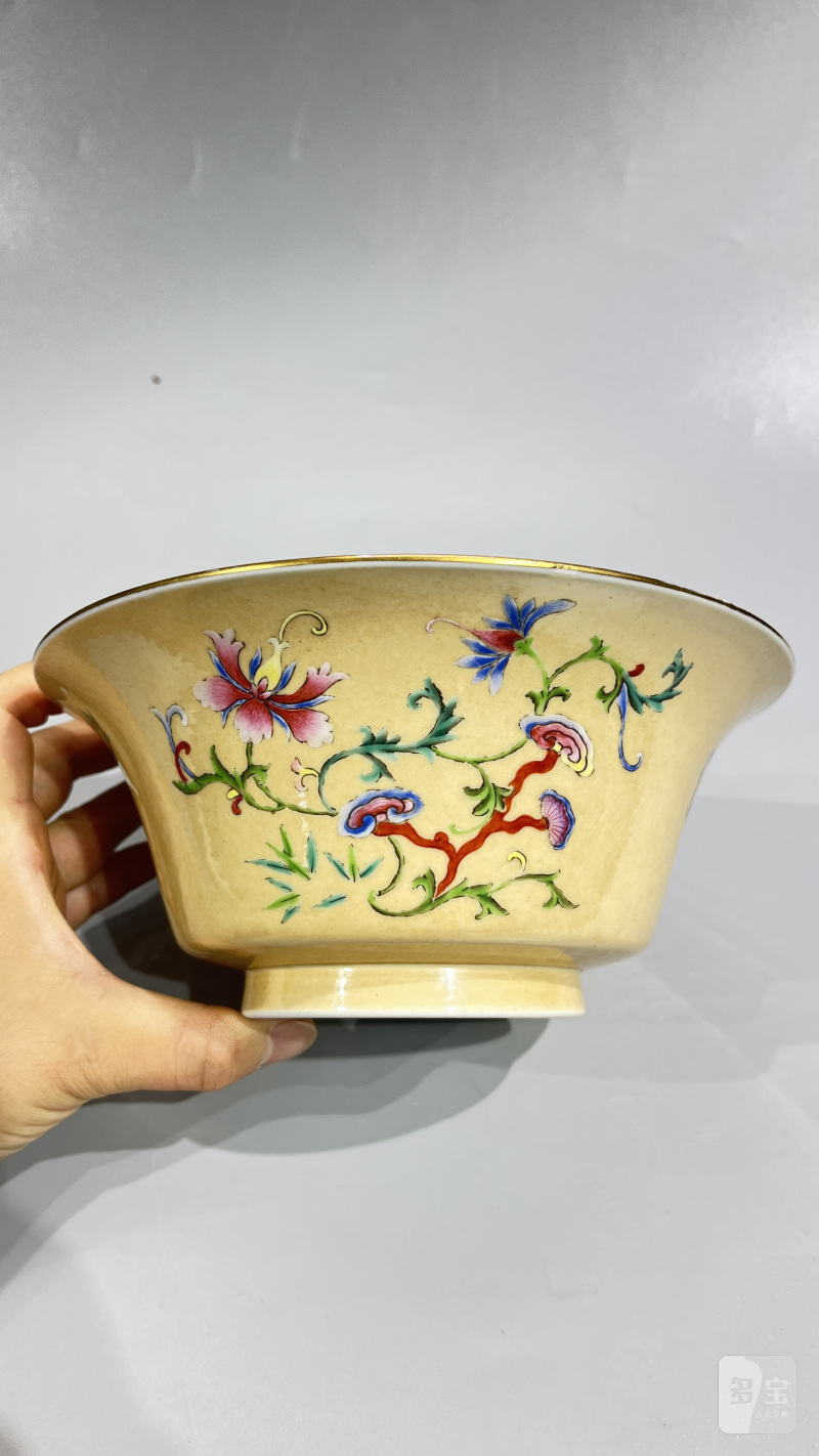 清乾隆 米黄地粉彩折枝花卉纹碗 - 图3